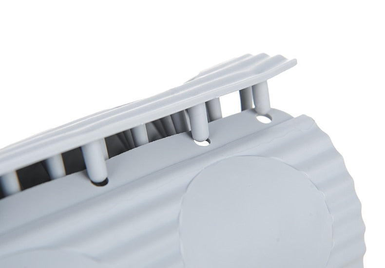 L'insert de brosses souples se retire du gobelet