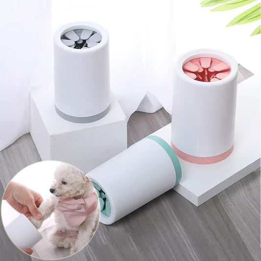 CleanPattes en gris, vert et rose, et un petit chien qui se fait nettoyer la patte