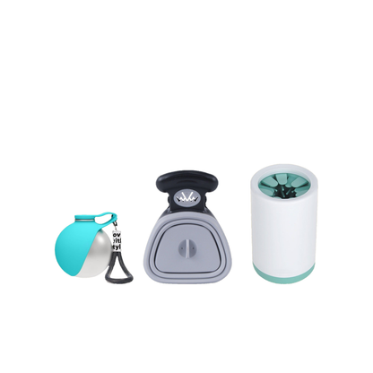 Le Kit Promenade : la gourde HydraPitou turquoise, le ramasse-crottes NettoToutou gris et le nettoyeur de pattes CleanPattes