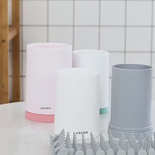 Démonstration du CleanPattes : l'insert de brosses se retire, et une patte de chien se nettoie en quelques secondes